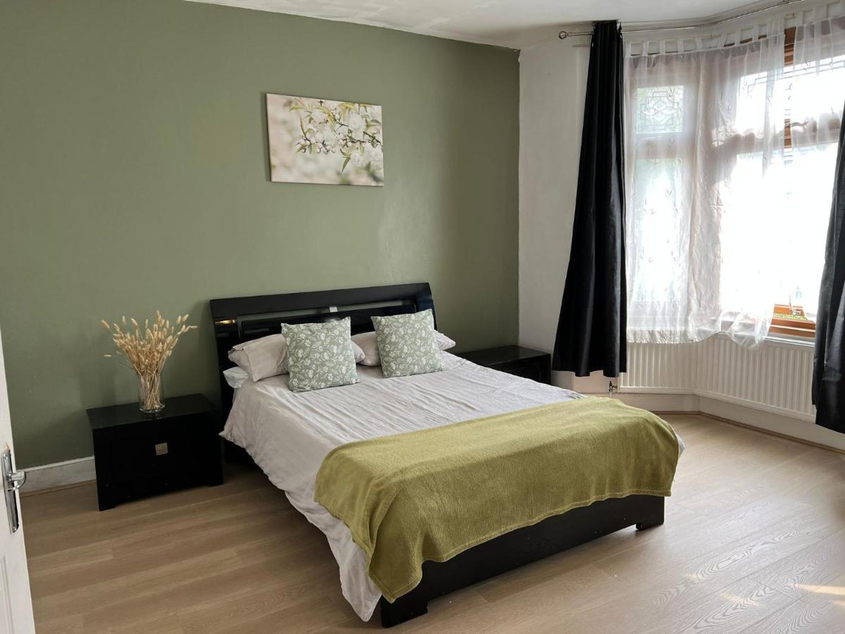 The Leyton Oasis Hotel London Bagian luar foto