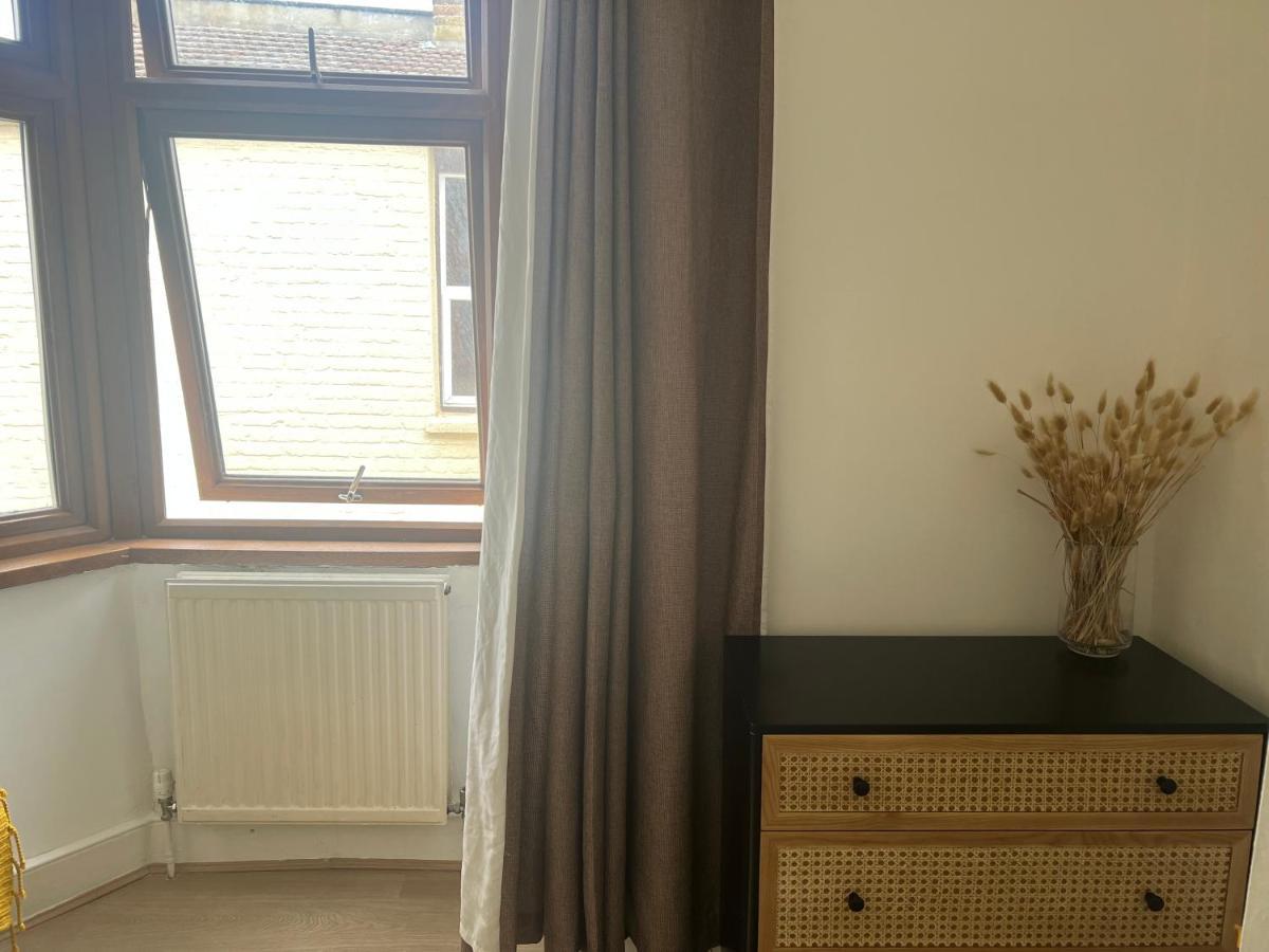 The Leyton Oasis Hotel London Bagian luar foto